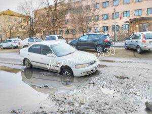 В Астрахани на улице Ахшарумова машина провалилась в открытый люк
