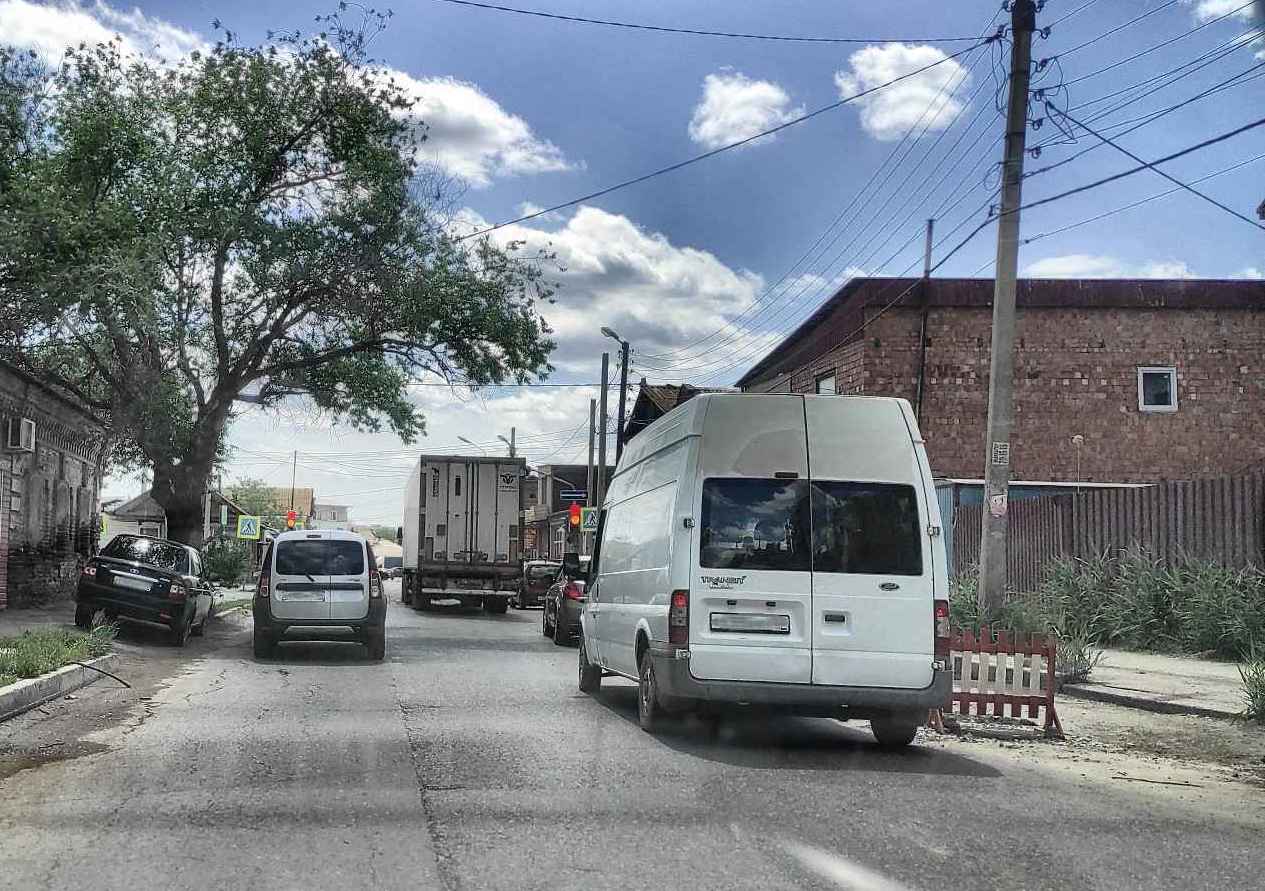 На улице Псковской начали проваливаться машины | АРБУЗ