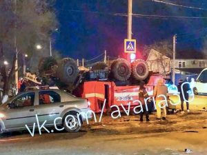 В Астрахани пожарный «Камаз» перевернулся после столкновения с маршруткой