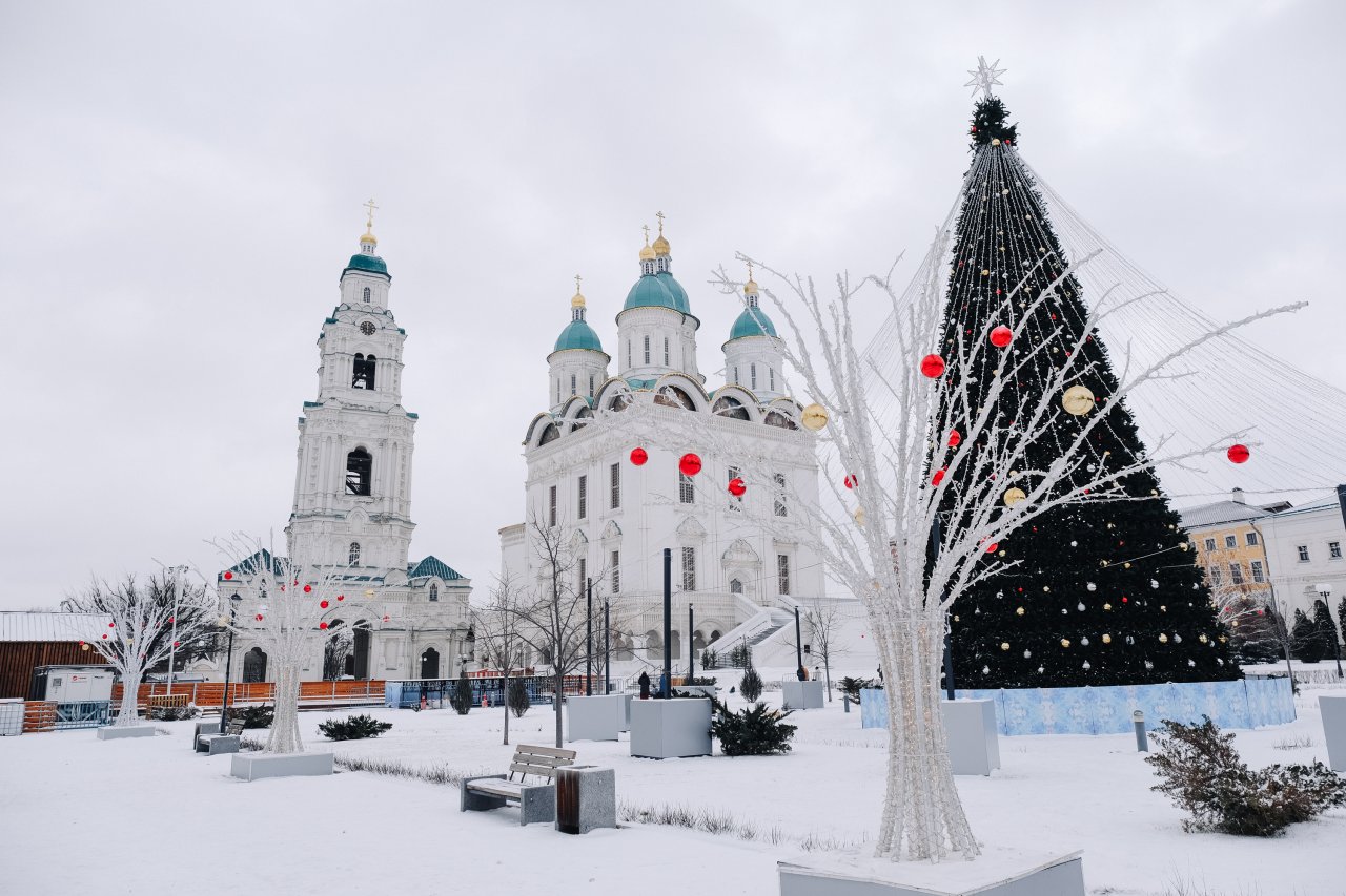 В Астраханском кремле начали собирать елку