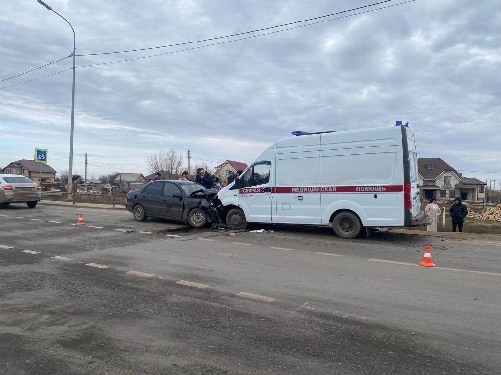 Под Астраханью произошло смертельное ДТП с автомобилем скорой помощи