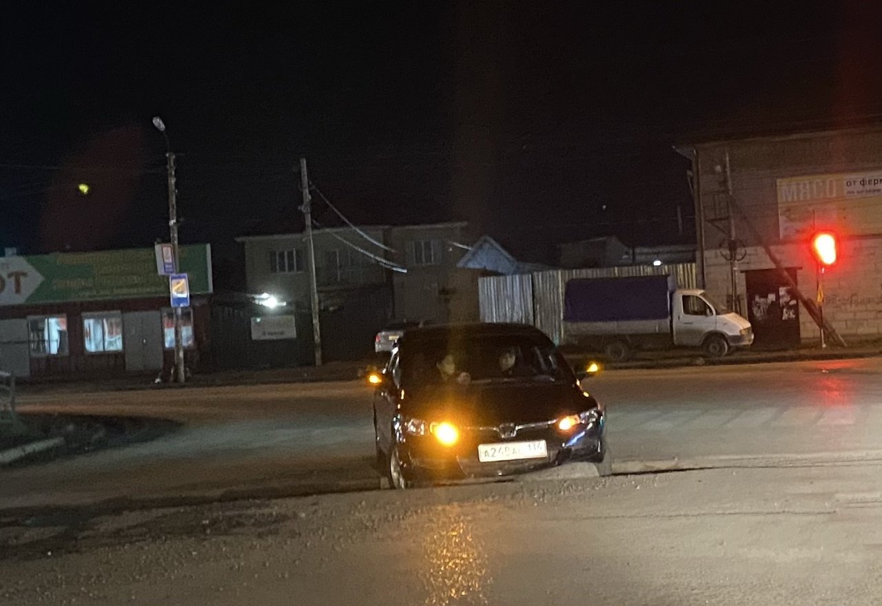 В микрорайоне Бабаевского снова провалился автомобиль