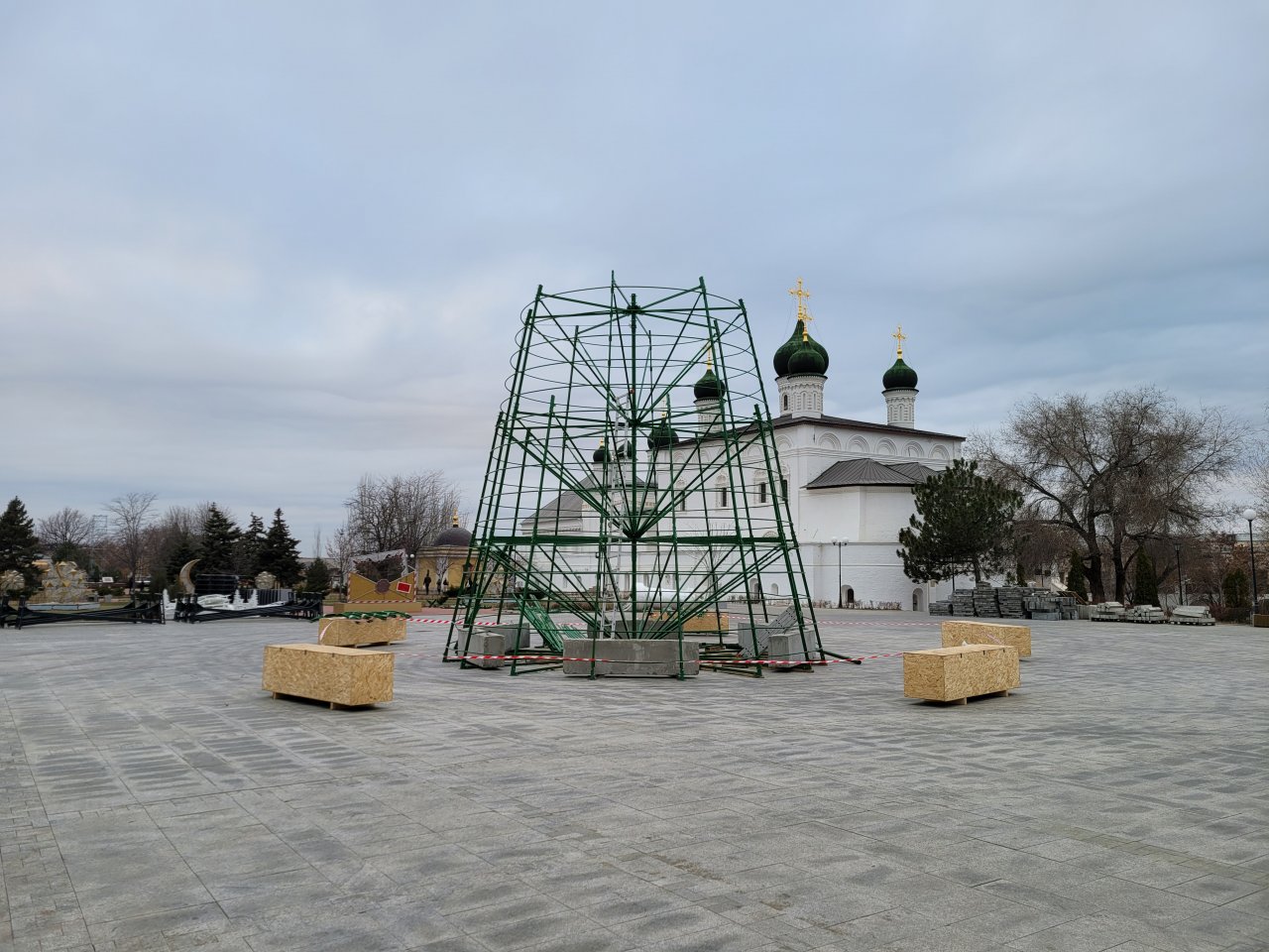В астраханском кремле собирают елку и замораживают каток