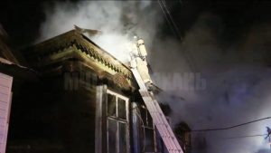 В центре Астрахани сгорели два деревянных дома