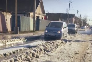 Дороги Астрахани покрываются непроходимым льдом из-за коммунальных аварий