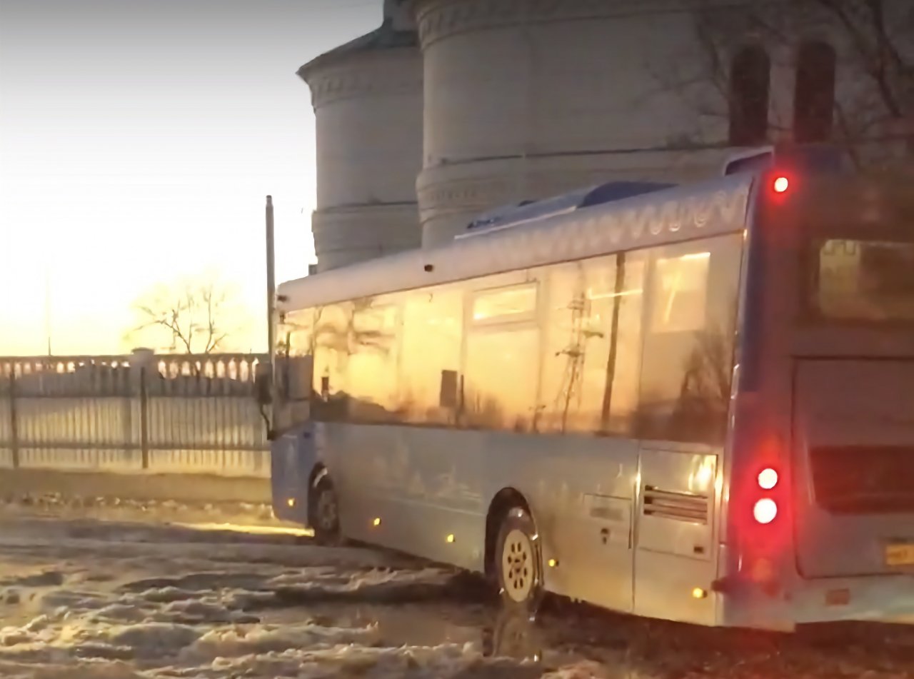 Лед на улице Бабаевского перекрыл движение автобусам
