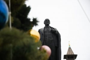 Главная елка Астрахани в этом году переезжает с площади Ленина
