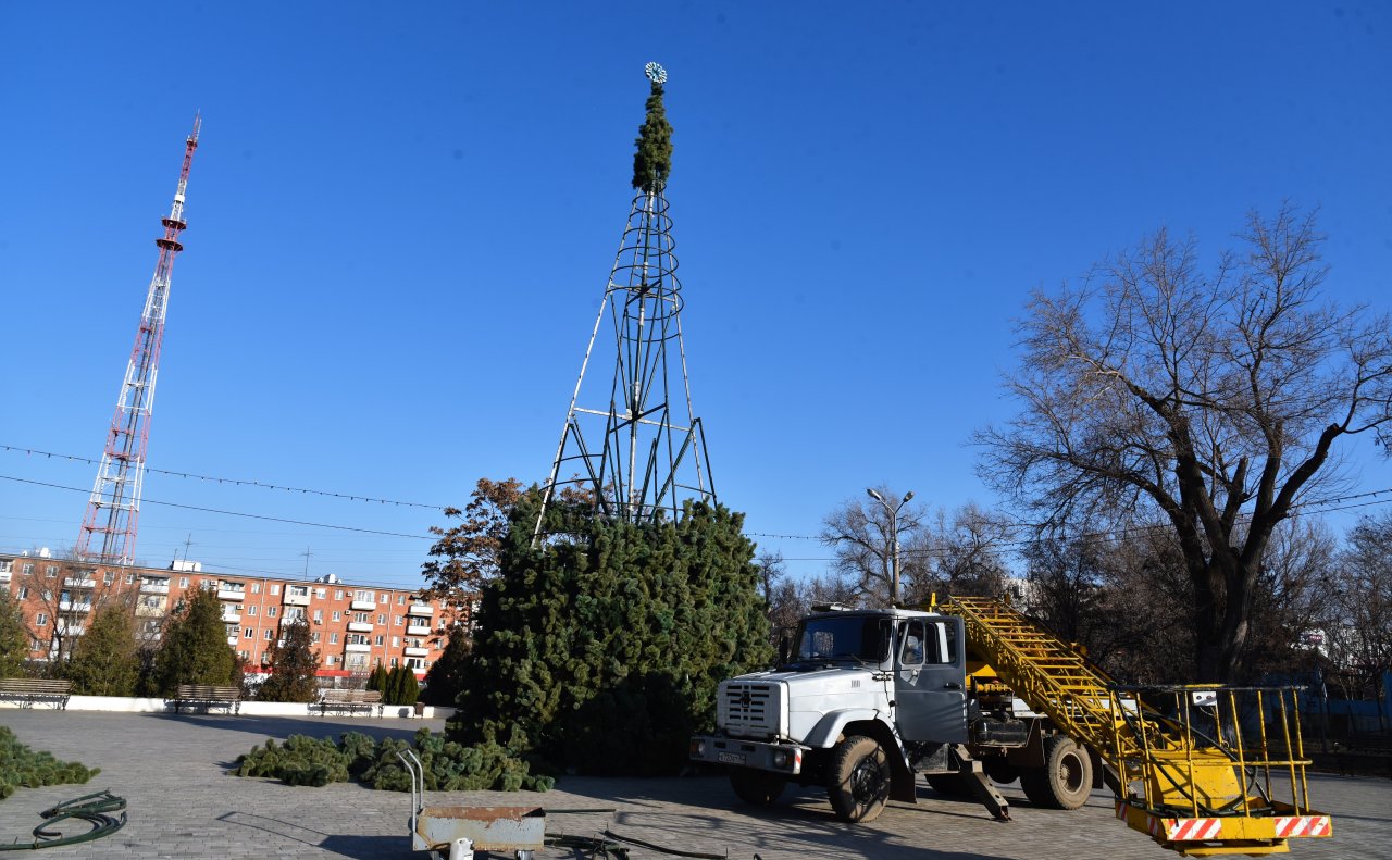 В Астрахани начали устанавливать главную елку