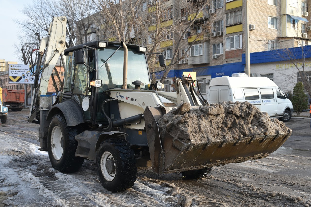 Коммунальщики высыпали на улицы Астрахани 1250 тонн песка и соли