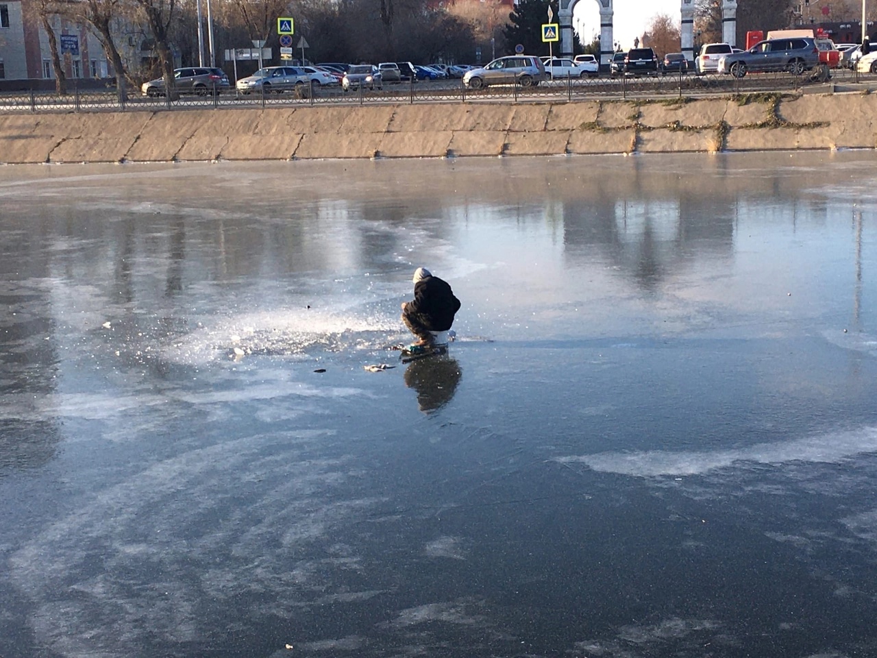 Астраханцы начали выходить на опасный лед городских каналов