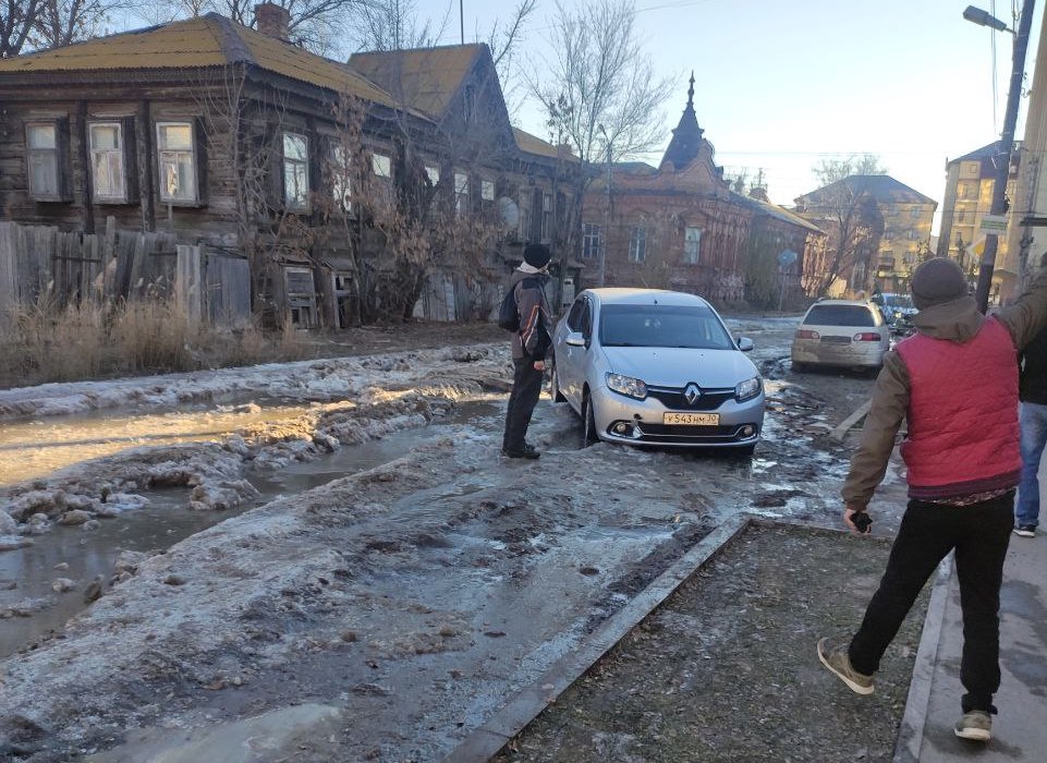 В центре Астрахани машина застряла во льду от текущей канализации