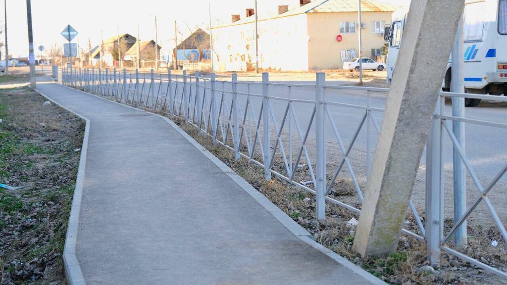 В крупном поселке Камызякского района построили новый тротуар