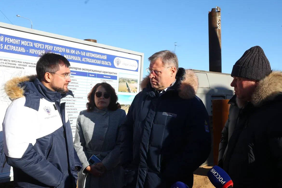 Астраханскому губернатору показали отремонтированную по новым технологиям дорогу