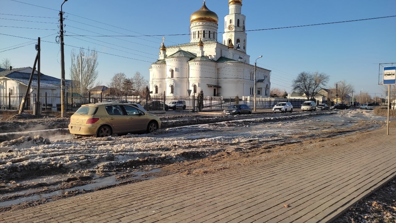 Центральную улицу микрорайона Бабаевского перекрыли огромные глыбы льда