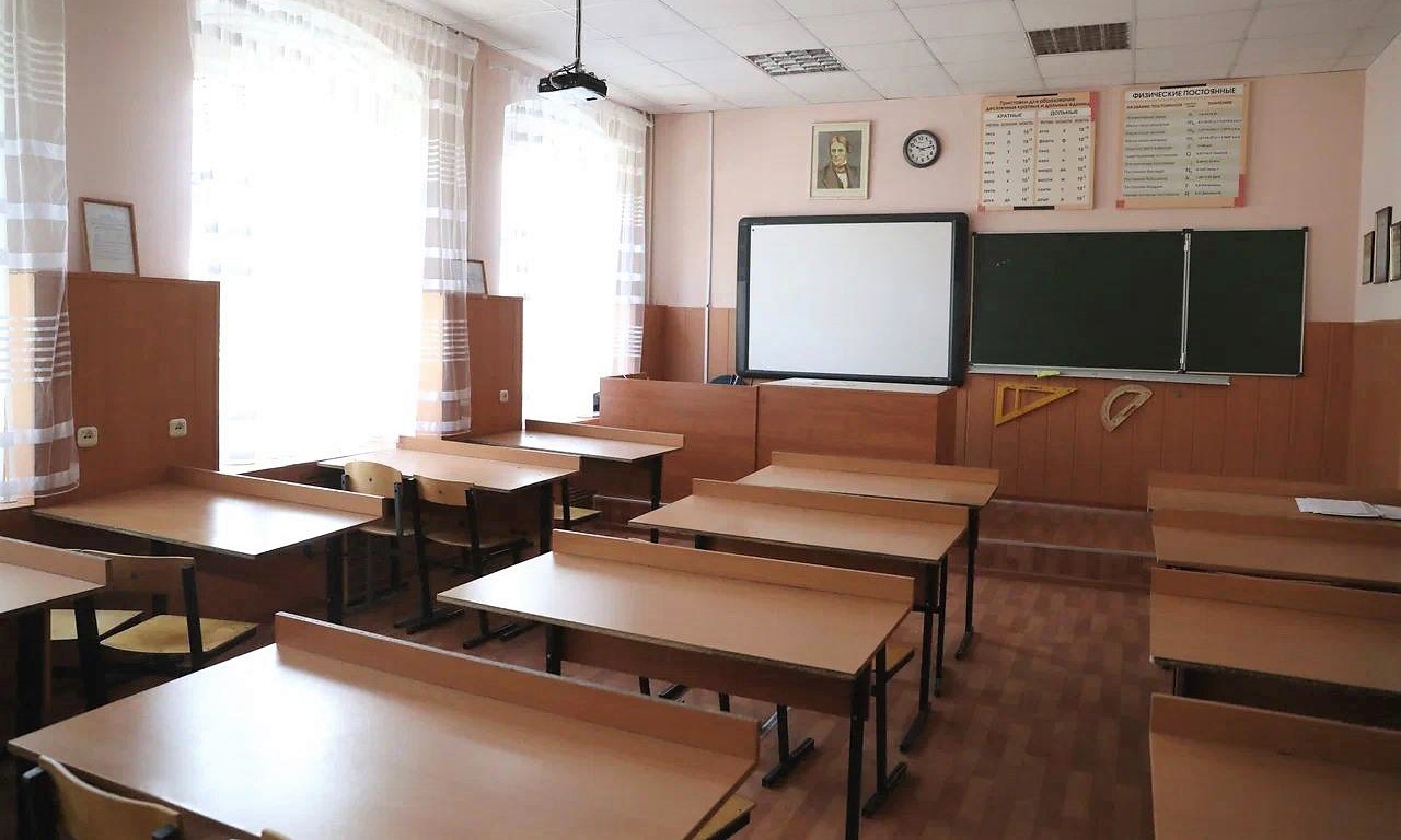 Все школы Астрахани переводят на дистанционное обучение