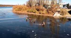 Что ловят рыбаки на льду в самом центре Астрахани