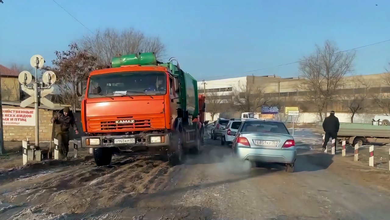 На выезде из Астрахани застревают грузовики из-за коммунальной аварии