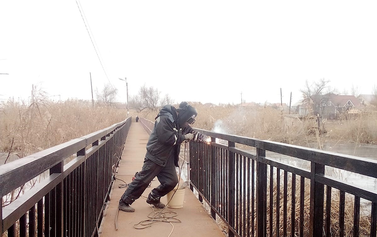 В Трусовском районе заканчивают ремонт важного моста