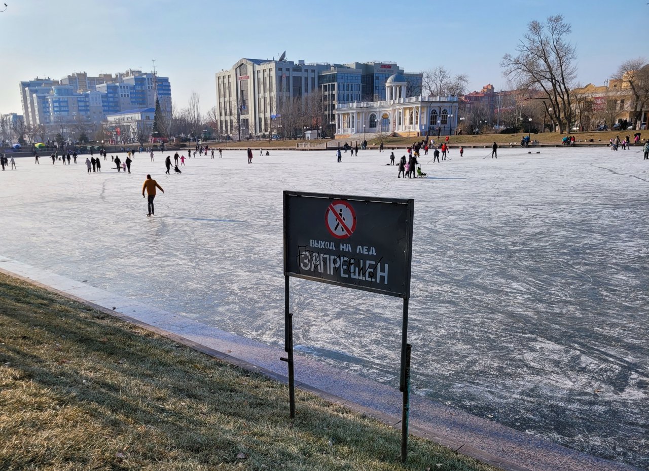 Несмотря на морозы, лед в Астрахани остается опасно тонким