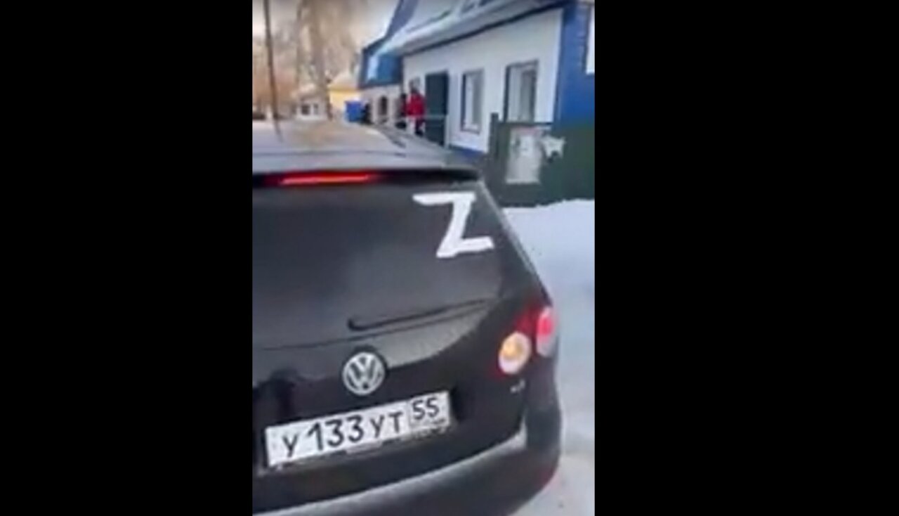 В Казахстане сибиряков заставили снимать с автомобиля наклейку Z