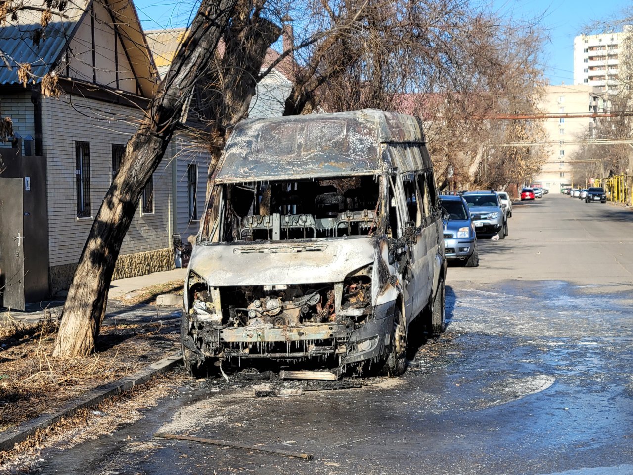 Сгоревший микроавтобус
