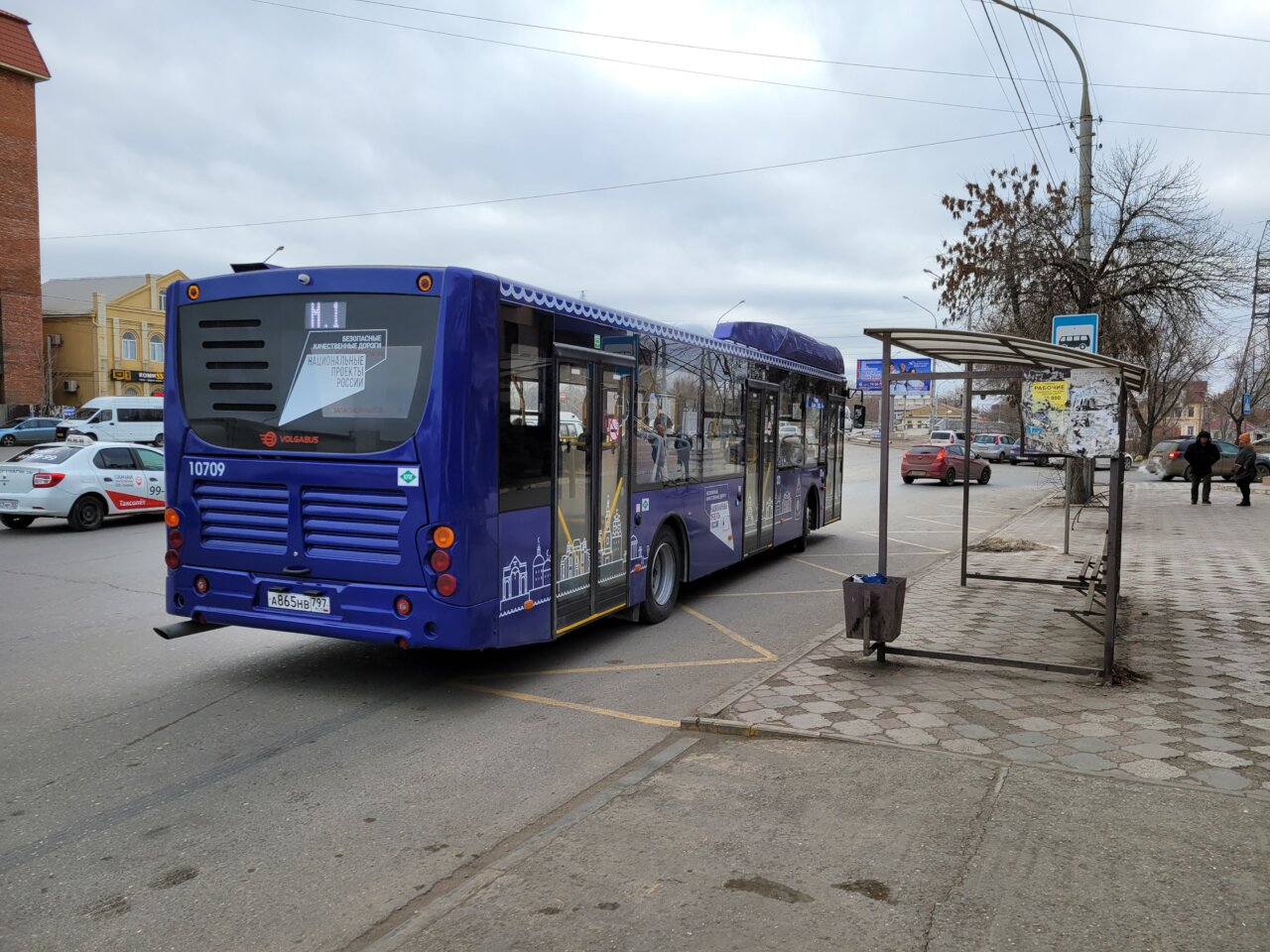 Новый автобус отъезжает от остановки