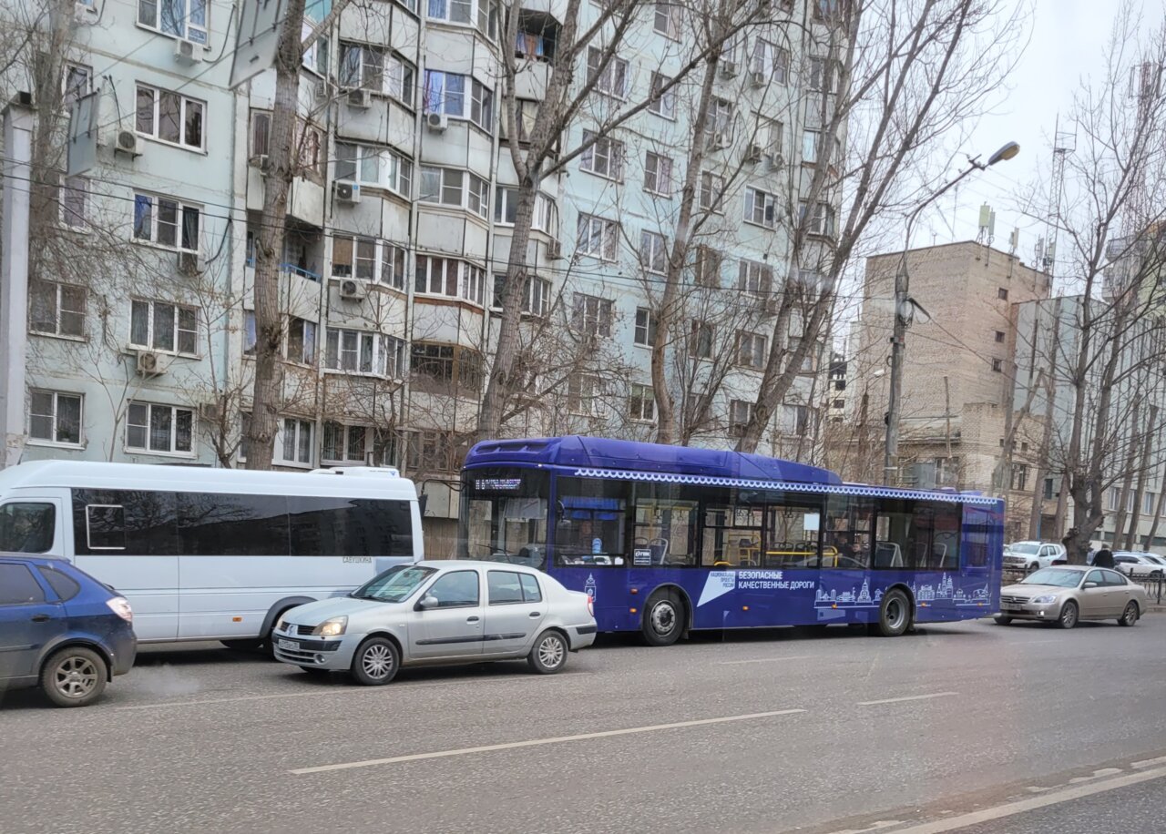 Автобус маршрута М6 на улице Студенческой