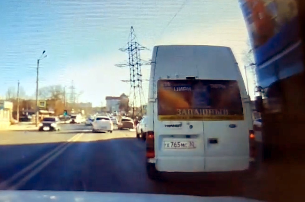 Битва маршрутки и автобуса в Астрахани попала на видео