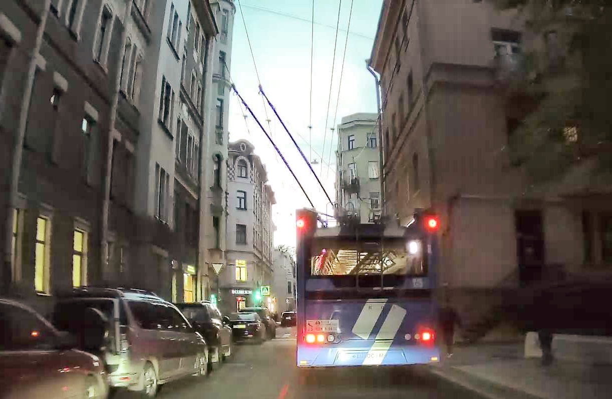 Троллейбус на узкой улице