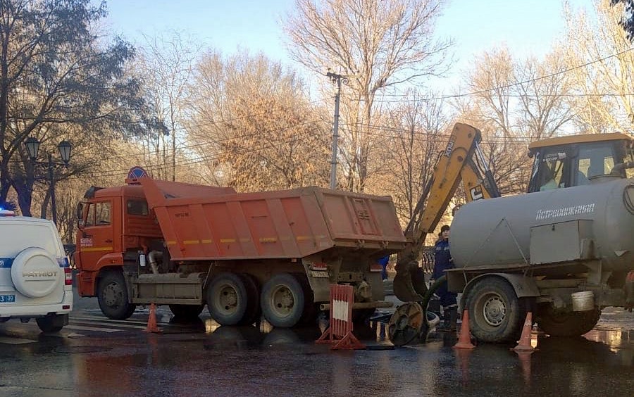 Центральную улицу Астрахани перекрыли из-за аварии на водопроводе