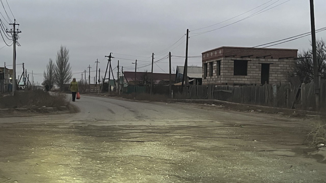 Житель Астраханской области попросил власти починить дорогу, над которой смеются таксисты