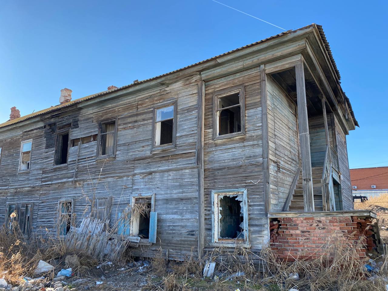 В Астрахани несколько семей жили в аварийном доме, который нужно снести