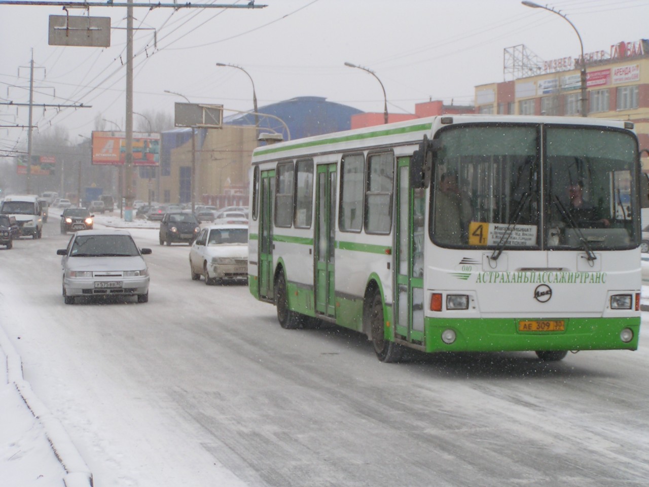 Автобус в заснеженной Астрахани