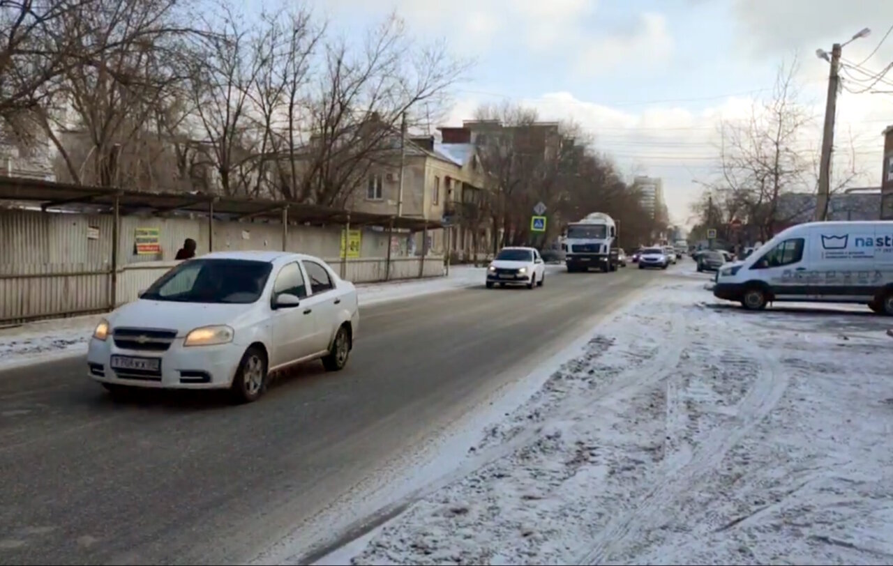 Мороз превратил улицы Астрахани в каток