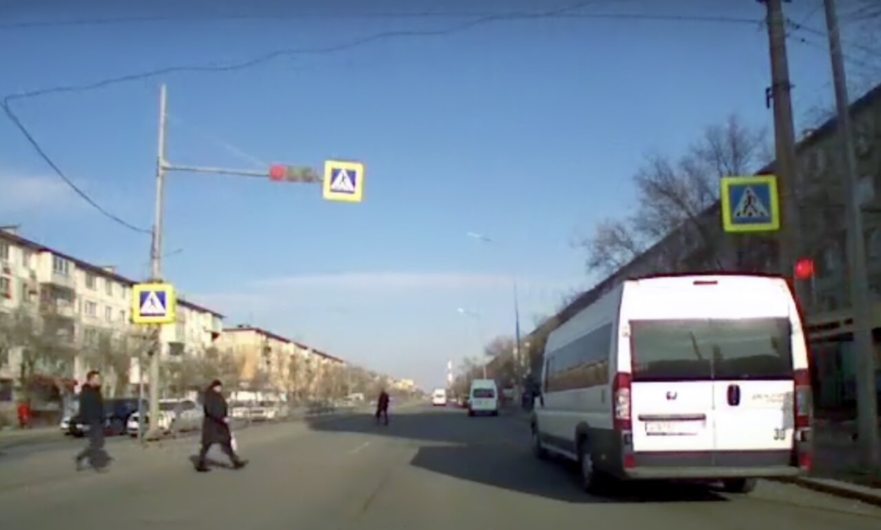 Маршрутка в Астрахани проскочила на красный перед удивленными пешеходами