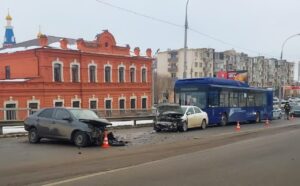 Астраханец выскочил на встречную на Новом мосту и устроил аварию с автобусом