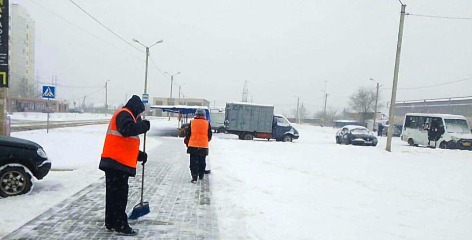 В Астрахани полтысячи человек убирают снег