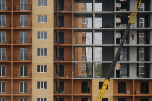 Игорь Бабушкин рассказал, почему в Астрахани не могут строить больше жилья