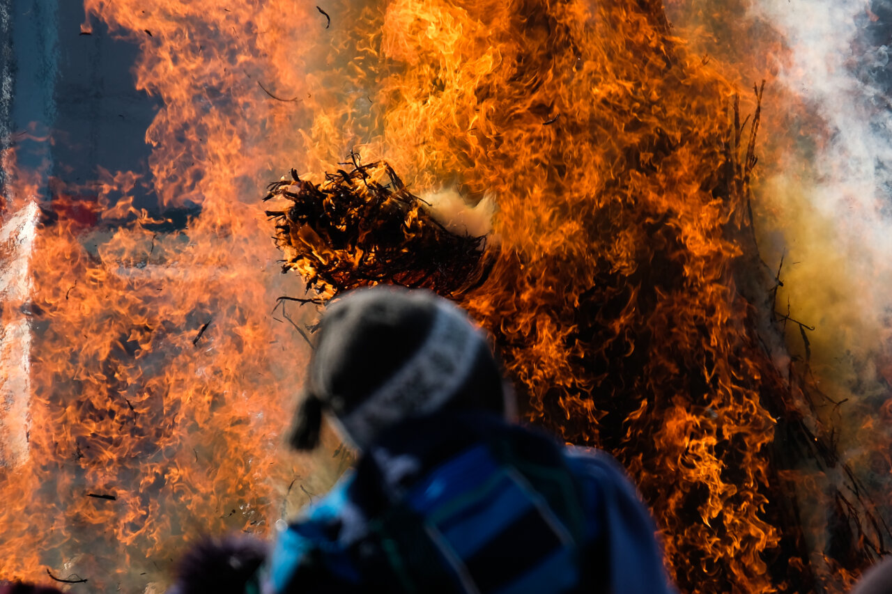 В Астрахани сожгли гигантское соломенное чучело