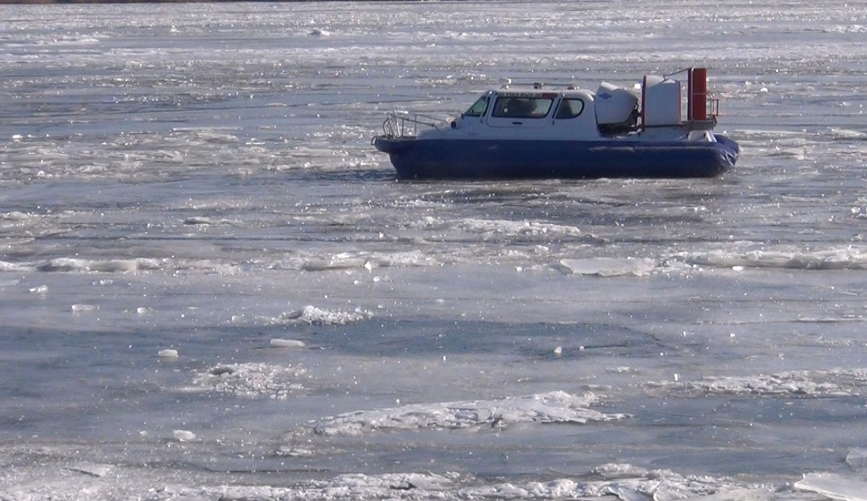 Астраханские рыбаки, унесенные на льдине, сами справились со стихией