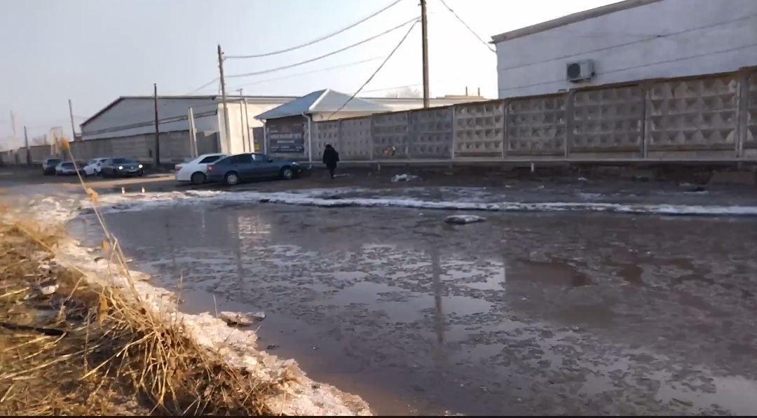 В Астрахани бесхозная труба мешает работе местного бизнеса