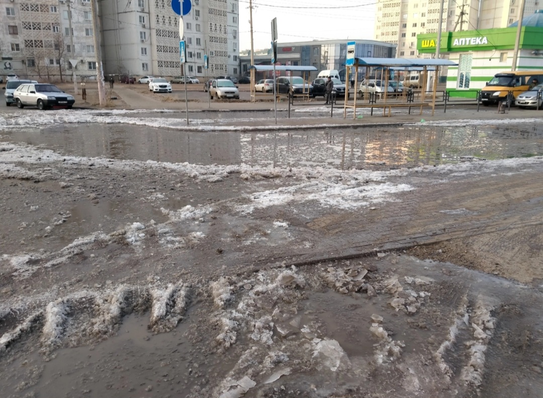 В Астрахани затопило остановку, которая не пригодилась автобусам