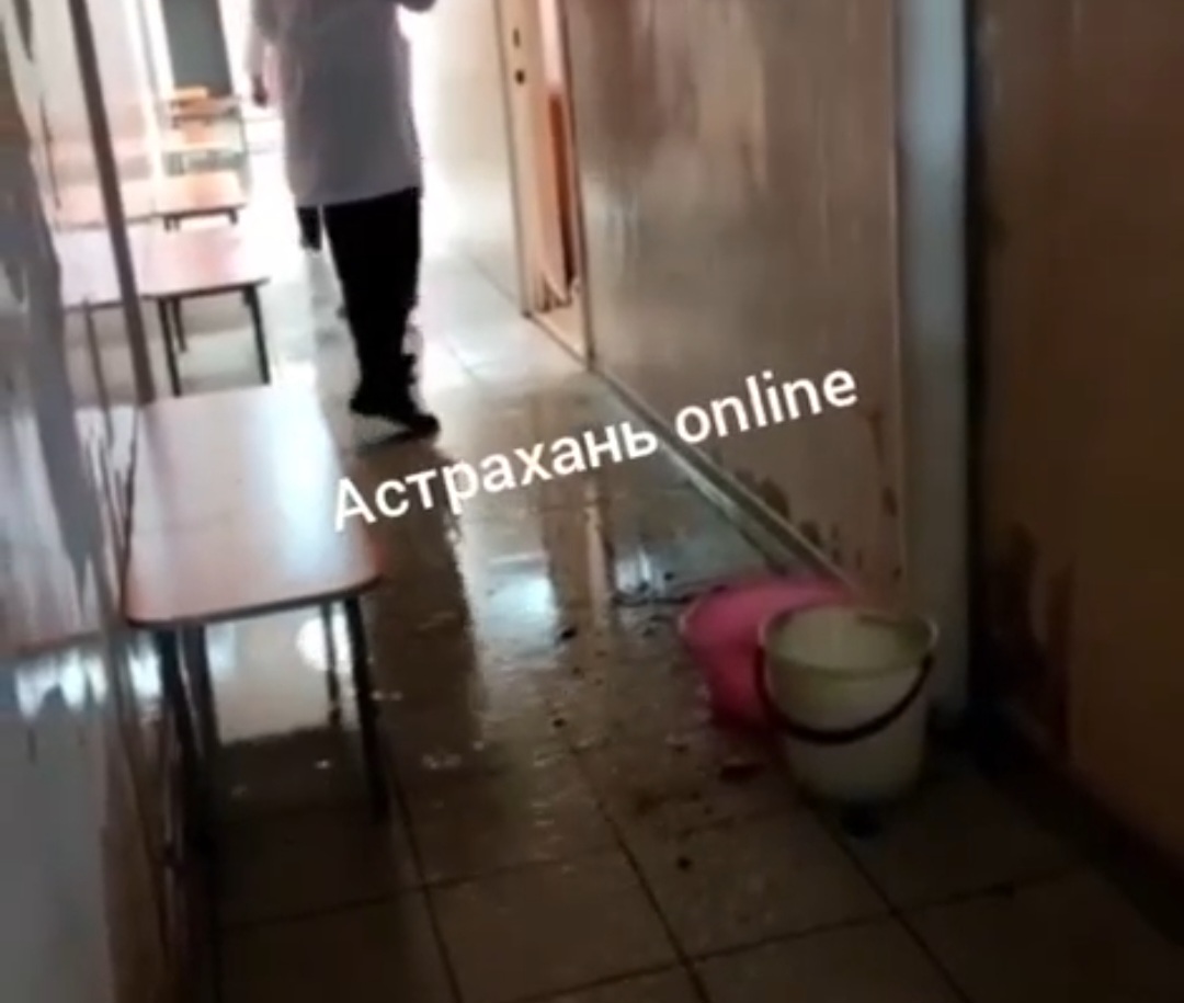 Единственную детскую поликлинику микрорайона Бабаевского залило водой