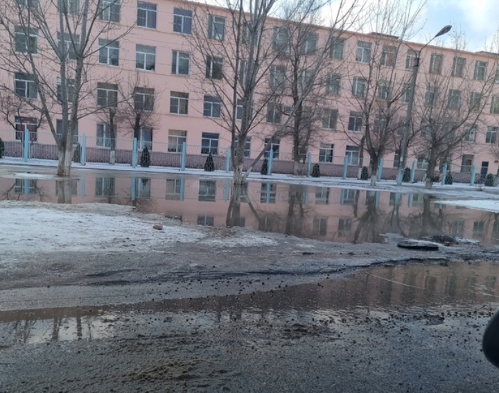 В Астрахани фекалии подбираются к школе