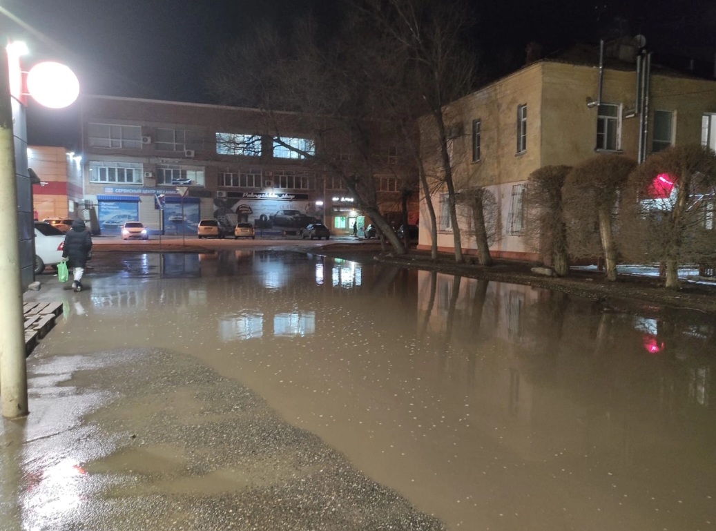 Часть улиц Астрахани превратилась в водоемы