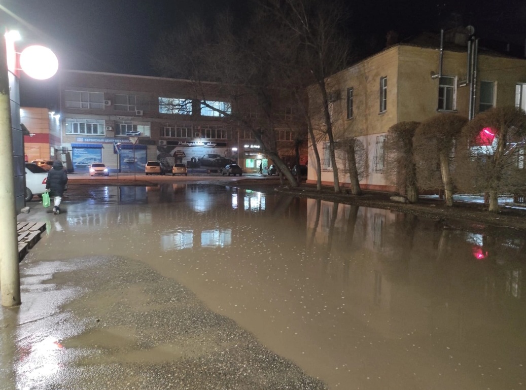 Часть улиц Астрахани превратилась в водоемы | АРБУЗ