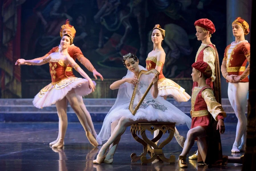 Астраханский театр оперы и балета приглашает зрителей побывать в средневековом Провансе