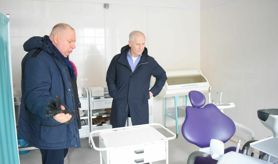 Председатель астраханского правительства проверил ход ремонта крупной поликлиники
