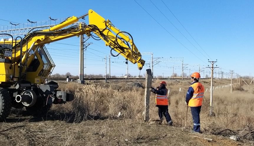 В Астраханской области строят защитные сооружения вдоль железных дорог