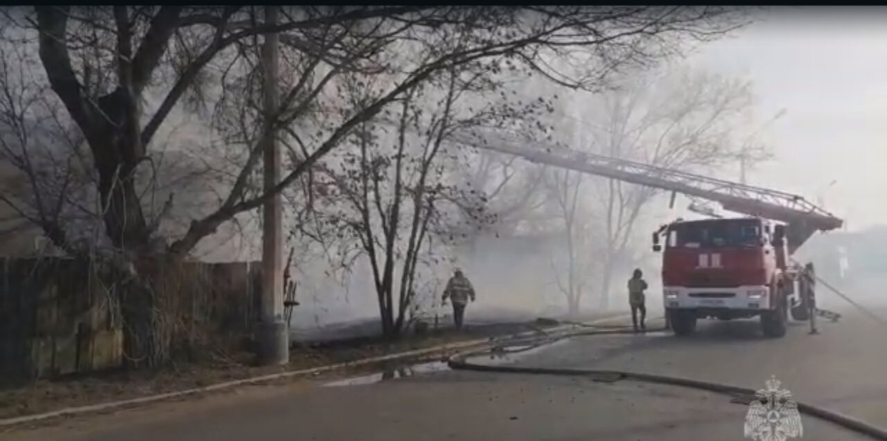 В Трусовском районе спасатели больше часа тушили крупный пожар